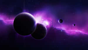 深空中帶有黑暗行星和恆星的紫色星雲