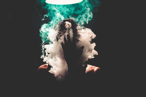 在發光的光下，被旋轉煙霧包圍的剪影人物。