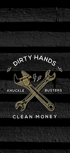 深色木板上帶有交叉扳手及 dirty hands clean money 文字的標誌。 — 工具 壁紙