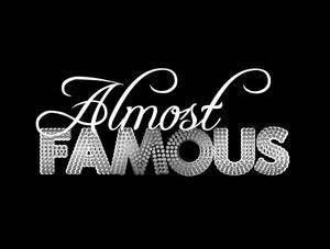 「Almost FAMOUS」這個短語以白色草書和銀色圓點在黑色上設計。