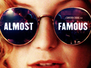 戴太陽眼鏡的人，反射演唱會及發光文字 almost famous