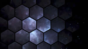 六角形面板框住了深藍色和紫色太空中佈滿星星的星雲景觀。