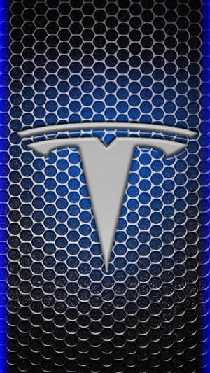 銀色 Tesla 標誌在藍色六角網格上，帶有發光的藍色邊緣。