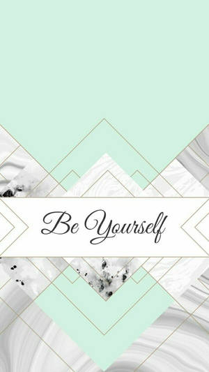 薄荷綠和白色大理石幾何牆紙，帶有金色線條和 'Be Yourself' 文字。 — 幾何 壁紙