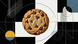 一塊朱古力曲奇，置於幾何黑色、白色和藍綠色背景上，帶有抽象形狀。