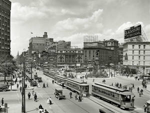 1920年代繁忙的城市街道，有電車、汽車和行人。 — 老福特貨車 壁紙