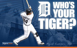棒球運動員 Miguel Cabrera 身穿老虎隊球衣揮棒。
