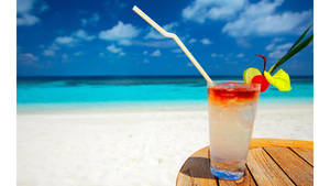 沙灘桌上的熱帶飲品，海景