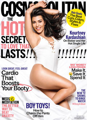 Kourtney Kardashian 在《Cosmopolitan》雜誌封面上穿著白色服裝，帶有粗體標題。