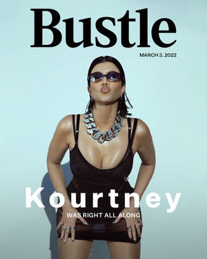 Kourtney Kardashian 身穿黑色連身裙和太陽眼鏡為 Bustle 雜誌封面擺姿勢。