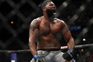 一位勝利的MMA戰士在八角籠中勝利後咆哮。