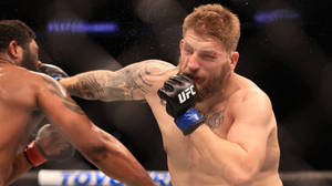 兩名拳手在UFC比賽中於八角籠內互相打出強力拳擊。