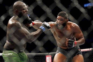 兩名MMA拳手在UFC八角籠內交換拳擊。