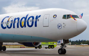 帶有史努比和胡士托塗裝的Condor飛機在機場停機坪上。