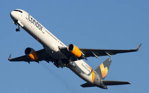 Condor Thomas Cook飛機在清澈藍天中上升