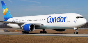 Condor飛機在藍天下於機場跑道滑行