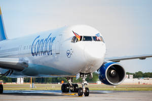 神鷹航空飛機停在停機坪，駕駛艙有國旗。