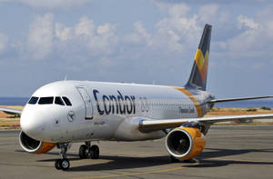 Condor Thomas Cook空中巴士A330在機場停機坪近海