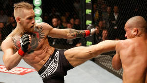 MMA拳手在UFC比賽中執行高踢。 — 康納·麥格雷戈 壁紙