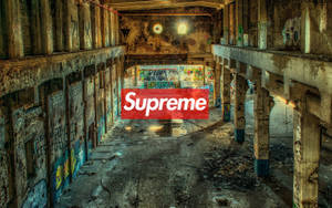 廢棄倉庫，帶有塗鴉和紅色的Supreme標誌。