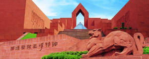 帶有獅子雕像和漢字的紅磚博物館 — 唐人街 GIF 壁紙