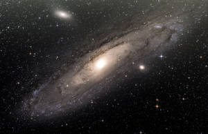 一個在深空中擁有明亮核心和星臂的螺旋星系。
