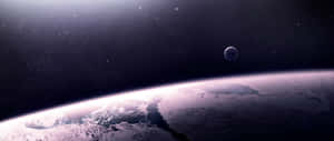 被雪覆蓋嘅行星地平線，有星星同遠方嘅月亮喺太空。