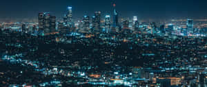 夜間城市景觀，摩天大樓和街道燈火通明。 — 4K桌面壁紙