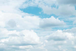 蓬鬆的白雲在清澈的藍天上漂浮。 — 雲朵 壁紙