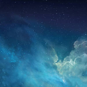 閃爍藍色和白色星雲雲層的星空。 — 月色夜空 壁紙