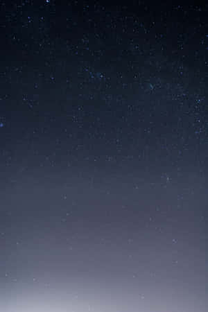 星空夜空，有發光的星雲和無數星星，呈現深藍色調。 — 月色夜空 壁紙