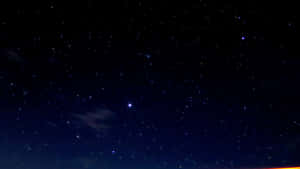 星空，有散落的雲朵和發光的地平線 — 月色夜空 壁紙