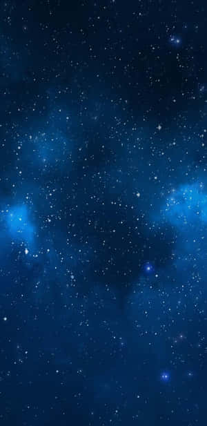 充滿星星和發光星雲的深藍色太空。 — 藍天 壁紙
