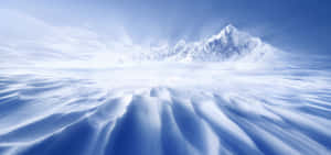 清澈藍天下的雪山山脈，前景有紋理的雪地。