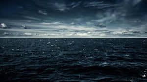 暴風雨天空下，散落雲朵的黑暗海洋波浪。 — 海浪 壁紙