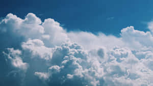戲劇性的白雲在深藍色的天空中漂浮。 — 藍天 壁紙