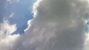 戲劇性的天空，蓬鬆的白色和灰色雲朵映襯著明亮的藍色背景。 — 天氣 壁紙
