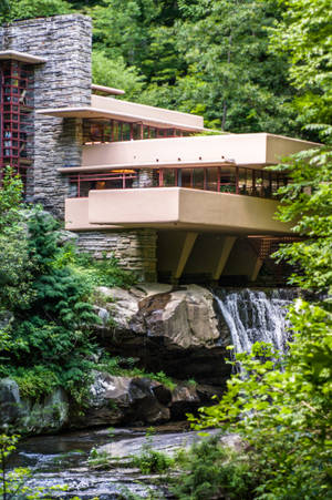 瀑布屋，富蘭克·羅威建築傑作，建於瀑布之上，環繞綠林