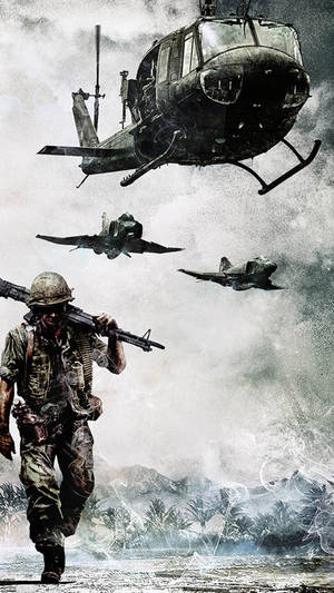 持步槍的士兵行進，直升機和噴射機在頭頂飛過，呈現出風暴中的熱帶戰爭場景。