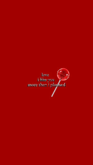 紅色棒棒糖，紅色背景上有文字 love i like you more than i planned