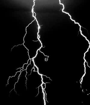 兩道明亮的閃電在黑暗的天空中劈啪作響。