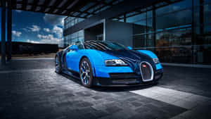日落時分，一輛藍色Bugatti跑車停在一棟現代玻璃建築前。