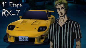 身穿條紋襯衫的動漫角色在夜晚站在黃色RX-7跑車旁邊。