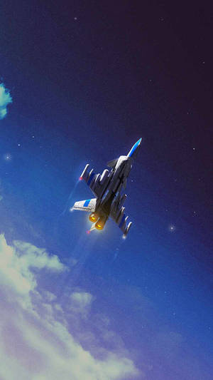 一架戰鬥機在夜間飛行，引擎發光，背景是星空和雲層。
