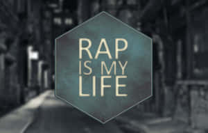 六邊形標牌，文字 'RAP IS MY LIFE' 置於模糊的城市小巷上。