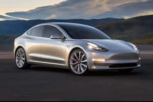 日落時分，銀色 Tesla Model 3 停泊在山路上。 — Tesla GIF 壁紙
