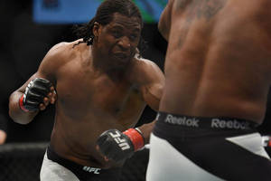 MMA拳手在UFC比賽中戴著手套向前猛衝