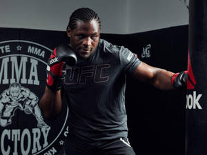 MMA拳手穿著UFC裝備在健身房用沙包訓練