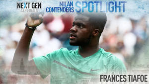 網球選手 Frances Tiafoe 在 ATP 總決賽的聚光燈下向人群揮手。