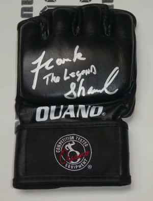 簽名黑色MMA手套，附有「Frank The Legend Shaw」簽名。